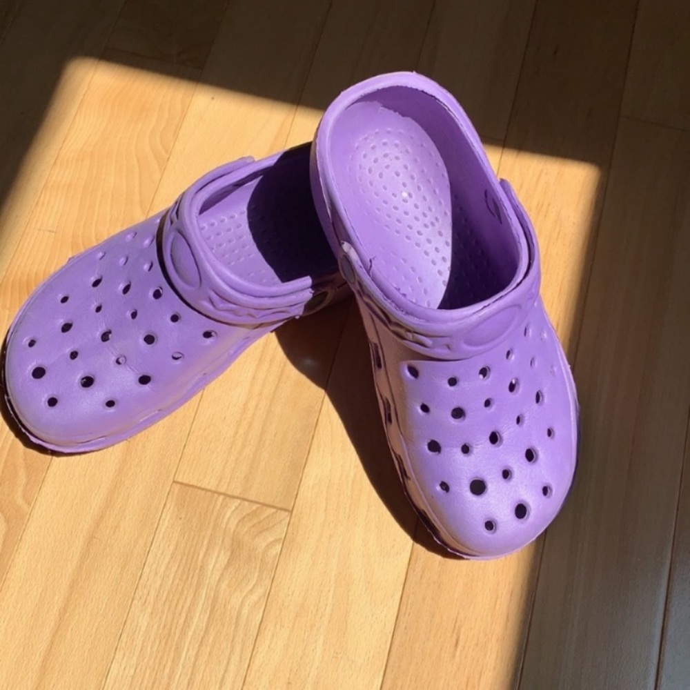 ✏️🆓 FREE with $20 purchase EUC Purple Clog Sandals - size 4 Youth